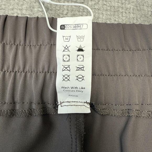 HALARA Straight Leg- mushroom color.
Button closure.
Very light weight. - Picture 10 of 16